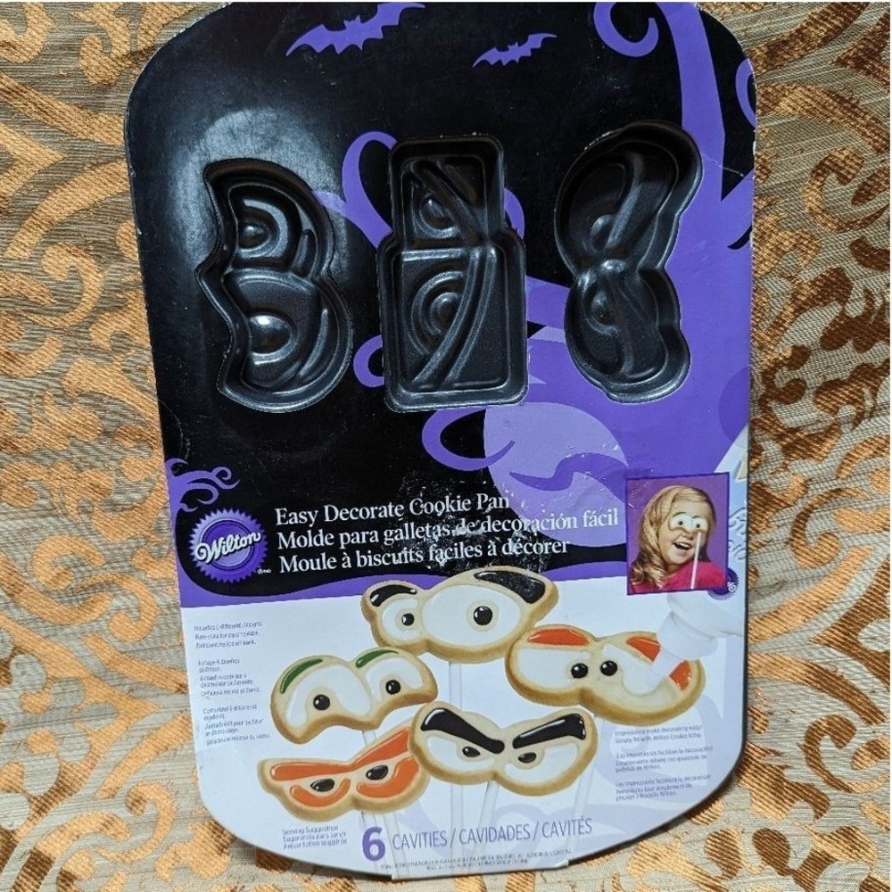 Wilson Googly Eye Cookie Mold Baking Sheet NWT Halloween Spooky Season